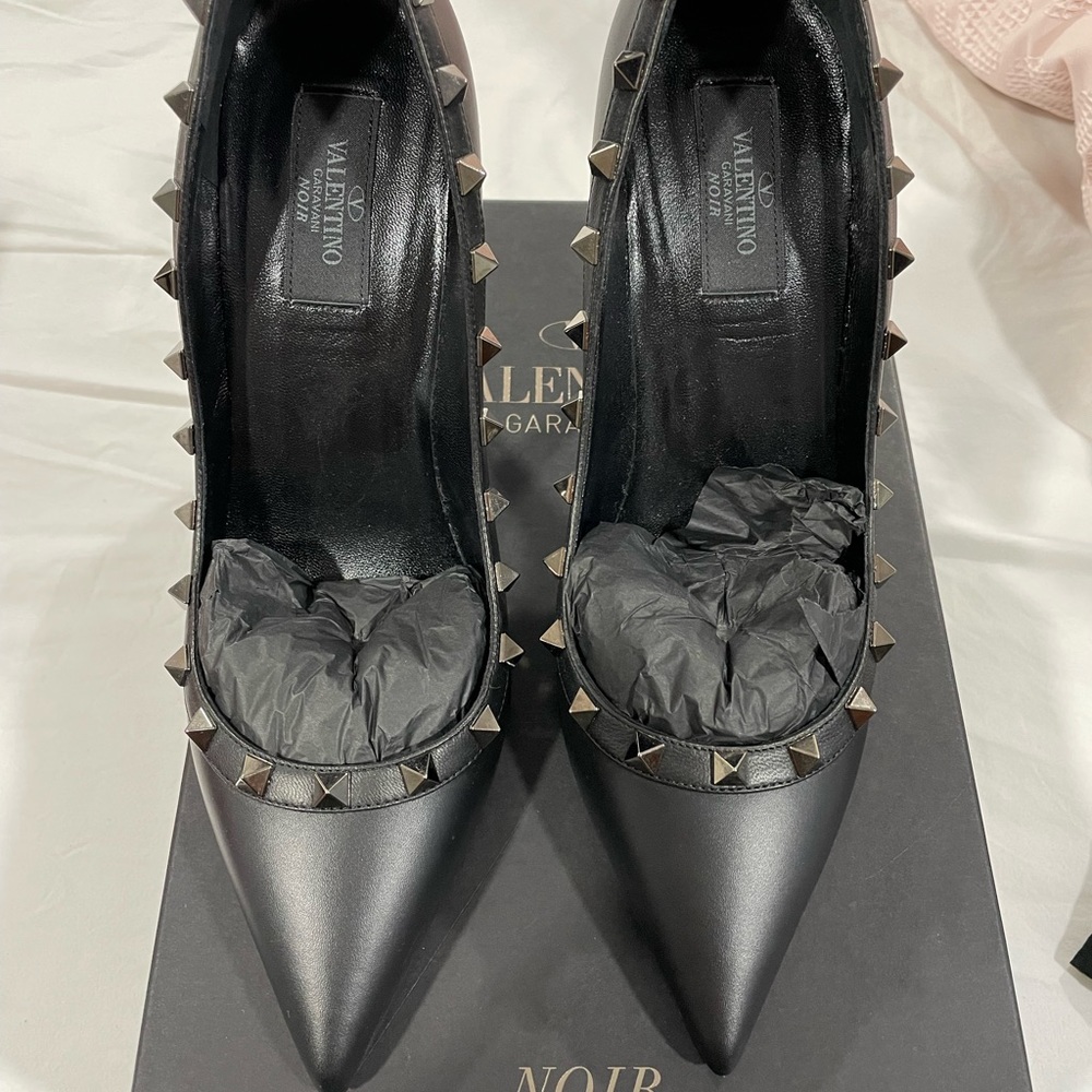 SOLD!!! Authentic Valentino Noir Rockstud pumps